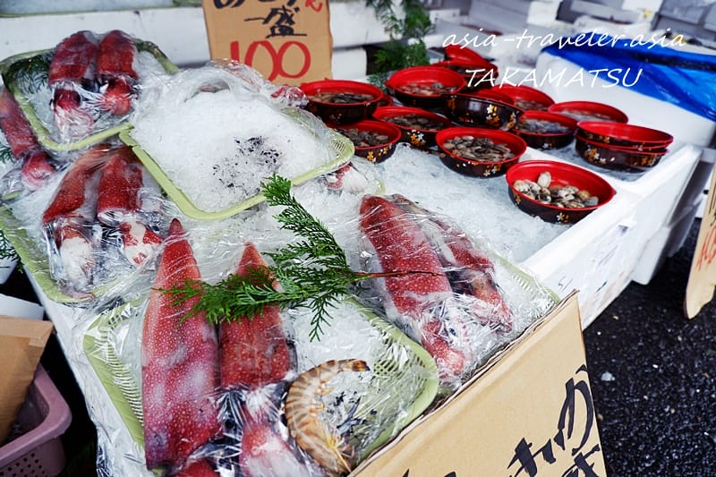 高松・塩上町】庶民市場 魚信｜線路と線路に挟まれた魚屋さん